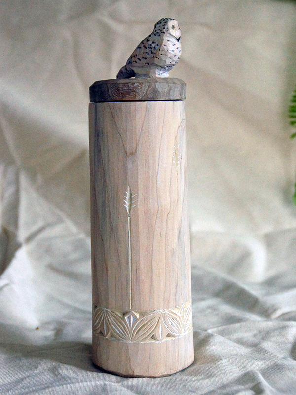 Shrinkpot with a lid depicting a young snowy owl.